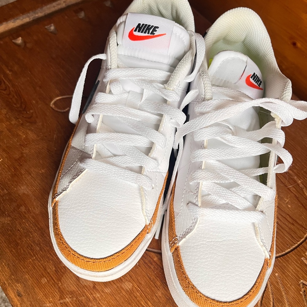 Nike tennis shoes - like new - 7
